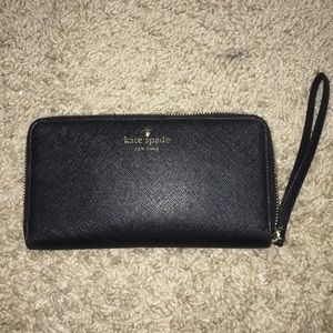 Large Kate spade wallet😍